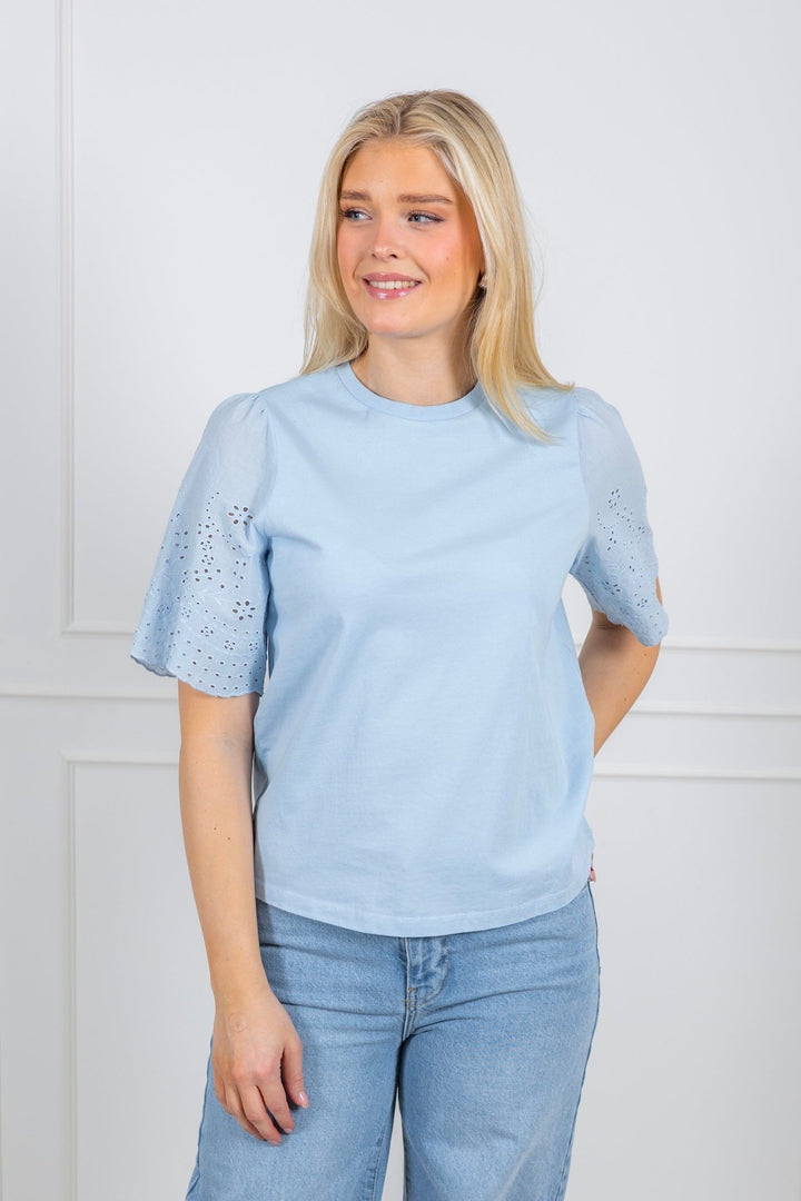 Yaslex Ss Top W. Emb Sleeves Clear Sky | Topper | Smuk - Dameklær på nett