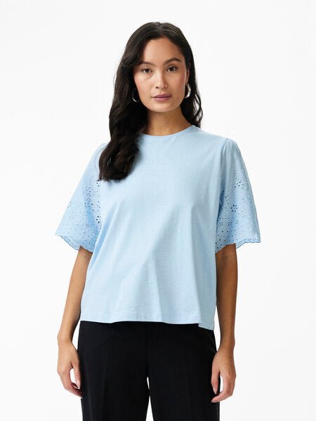 Yaslex Ss Top W. Emb Sleeves Clear Sky | Topper | Smuk - Dameklær på nett