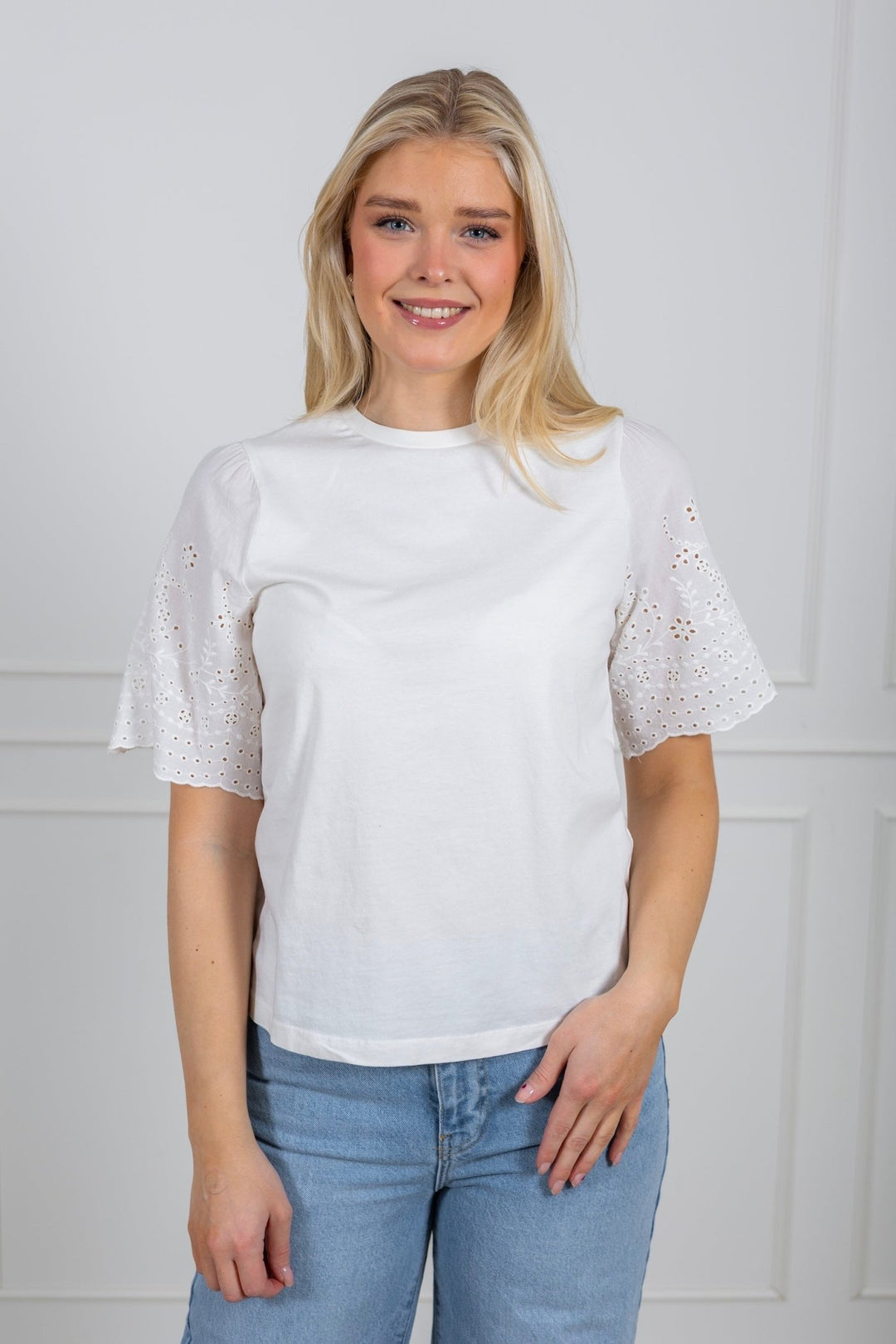 Yaslex Ss Top W. Emb Sleeves Star White | Topper | Smuk - Dameklær på nett