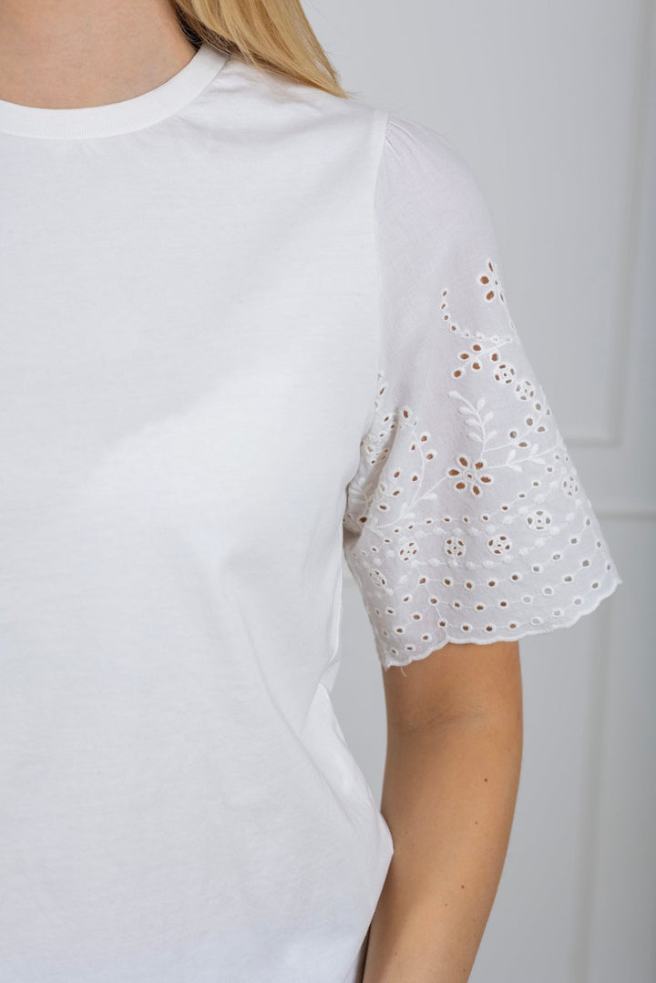 Yaslex Ss Top W. Emb Sleeves Star White | Topper | Smuk - Dameklær på nett