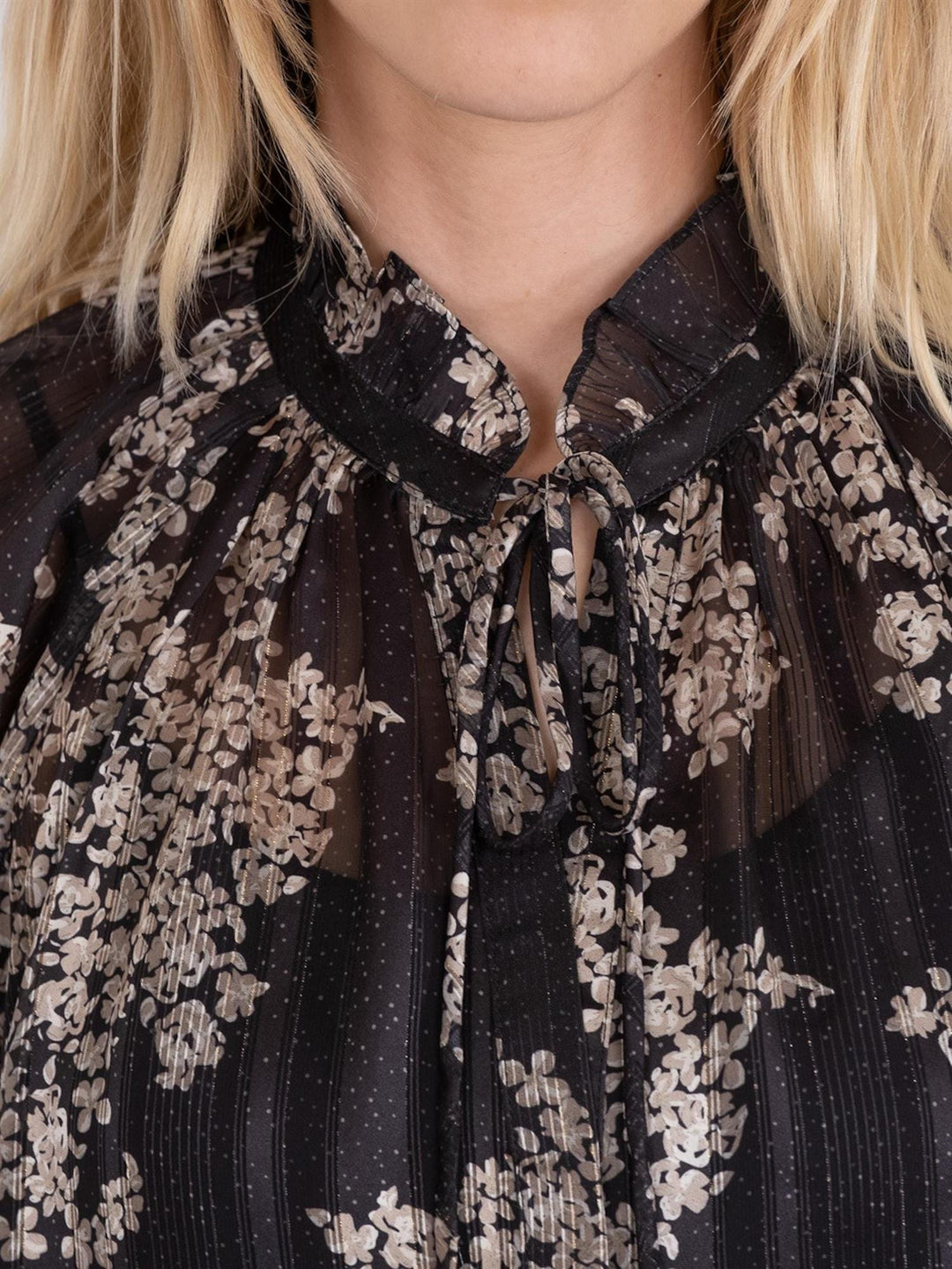 Cobie Elderflower Blouse Black | Skjorter og bluser | Smuk - Dameklær på nett