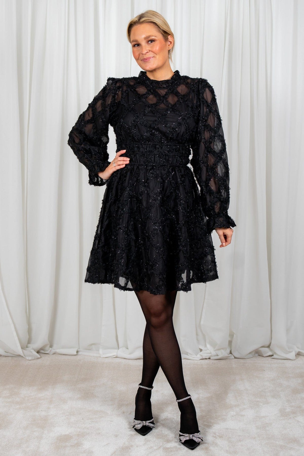 – på Smuk Black Dress Yasharlie Dameklær Ls By nett Show Y.A.S -